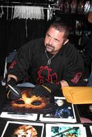 kane hodder firma di il nuovo DVD pubblicazione il suo nome era jason 30 anni di Venerdì il 13 a buio prelibatezze memorizzare nel burbank, circa su febbraio 3, 2009 2008 foto