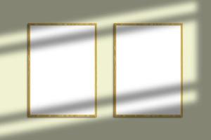 mockup di cornice per foto verticale in legno con sovrapposizione di ombre e sfondo di colore pastello