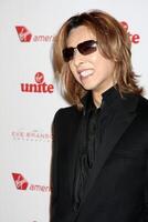 los angeles - nov 11 yoshiki arriva a il roccia il kabash gala 2010 a dorothy Chandler padiglione su novembre 11, 2010 nel los angeles, circa foto