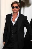 los angeles - luglio 19 Brad pitt arrivo a il sale prima a Grauman's Cinese Teatro su luglio19, 2010 nel los angeles, circa foto