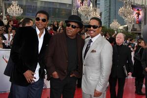 tito, Jackie, marlon jackson in arrivo a il Questo è esso prima nokia Teatro a la vivere los angeles, circa ottobre 27, 2009 foto