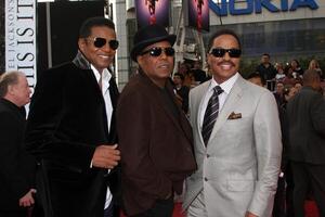 tito, Jackie, marlon jackson in arrivo a il Questo è esso prima nokia Teatro a la vivere los angeles, circa ottobre 27, 2009 foto