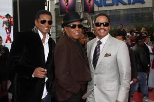 tito, Jackie, marlon jackson in arrivo a il Questo è esso prima nokia Teatro a la vivere los angeles, circa ottobre 27, 2009 foto