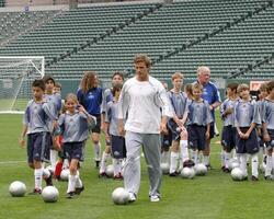 david Beckham dimostra calcio abilità per bambini dopo stampa conferenza per annunciare calcio accademia inizio nel autunno 2005 a il casa deposito centro nel così California. carson, circa giugno 2, 2005 foto