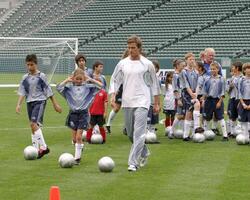 david Beckham dimostra calcio abilità per bambini dopo stampa conferenza per annunciare calcio accademia inizio nel autunno 2005 a il casa deposito centro nel così California. carson, circa giugno 2, 2005 foto