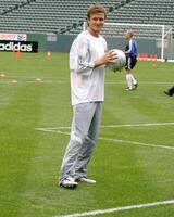 david Beckham dimostra calcio abilità per bambini dopo stampa conferenza per annunciare calcio accademia inizio nel autunno 2005 a il casa deposito centro nel così California. carson, circa giugno 2, 2005 foto