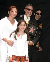 emilio estefan e famiglia emilio estefan stella su il hollywood camminare di fama los angeles, circa giugno 9, 2005 foto