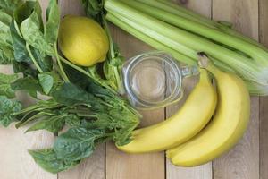 ingredienti per cucinare un sano frullato verde