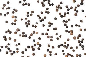 semi di pepe nero su sfondo bianco. ingredienti alimentari, spezie
