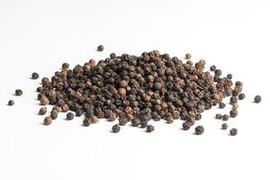 semi di pepe nero su sfondo bianco