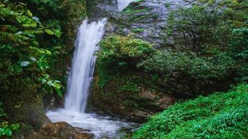viaggia la cascata più alta nella foresta della stagione delle piogge della cascata mae-pan di chiangmai a doi intanon. sfondo cascata.