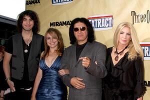 nick, Sofia, gene simons con Shannon tweed in arrivo a il estratto prima a il luce ad arco Teatro nel los angeles, circa su agosto 24, 2009 foto