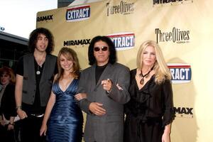 nick, Sofia, gene simons con Shannon tweed in arrivo a il estratto prima a il luce ad arco Teatro nel los angeles, circa su agosto 24, 2009 foto