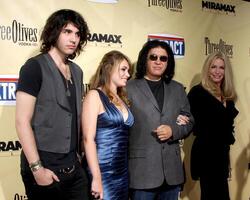 nick, Sofia, gene simons con Shannon tweed in arrivo a il estratto prima a il luce ad arco Teatro nel los angeles, circa su agosto 24, 2009 foto