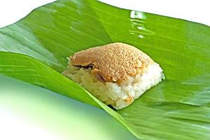 riso appiccicoso dolce con crema thai nella foglia di banana avvolta foto
