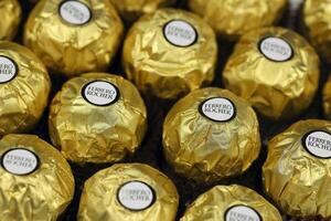 Kharkiv, Ucraina - gennaio 2, 2021 ferrero Rocher - il giro cioccolatini. caramella nel marchiato confezione, un' dolce piacere foto