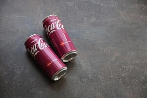 kiev, Ucraina - 4 Maggio, 2023 coca Coca Cola morbido bevande marca lattina lattine con ciliegia gusto foto