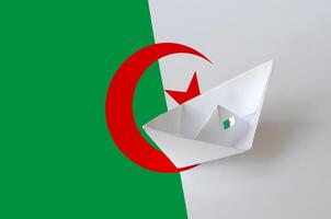 algeria bandiera raffigurato su carta origami nave avvicinamento. fatto a mano arti concetto foto