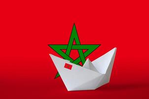Marocco bandiera raffigurato su carta origami nave avvicinamento. fatto a mano arti concetto foto