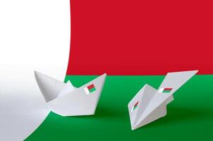 Madagascar bandiera raffigurato su carta origami aereo e barca. fatto a mano arti concetto foto