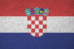 Croazia bandiera raffigurato nel luminosa dipingere colori su vecchio sollievo intonacatura parete. strutturato bandiera su ruvido sfondo foto