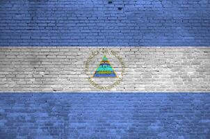 Nicaragua bandiera raffigurato nel dipingere colori su vecchio mattone parete. strutturato bandiera su grande mattone parete opere murarie sfondo foto