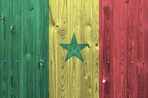 Senegal bandiera raffigurato nel luminosa dipingere colori su vecchio di legno parete. strutturato bandiera su ruvido sfondo foto