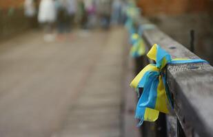 nastri nel il colori di il nazionale bandiera di Ucraina siamo legato per il corrimano foto