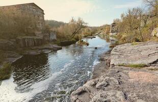 roccioso banca, montagna paesaggio. Visualizza di montagna fiume nel presto primavera. natura paesaggio, natura selvaggia. tikich fiume foto