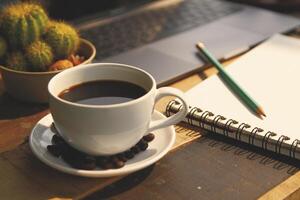 caffè tazza caldo su di legno vecchio tavolo nel il mattina foto