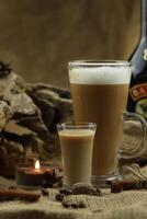 bicchiere caffè con bicchiere di irlandesi crema liquore e spezie. stoffa sfondo con copia spazio foto