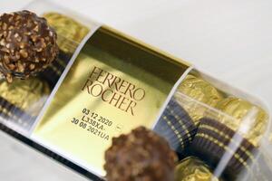 Kharkiv, Ucraina - gennaio 2, 2021 ferrero Rocher - il giro cioccolatini. caramella nel marchiato confezione, un' dolce piacere foto