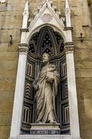 statua in marmo di san pietro di donatello, all'esterno della chiesa di orsanmichele a firenze, italy