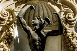 Dettaglio della base della scultura perseo con la testa di medusa alla loggia dei lanzi a firenze, italia foto