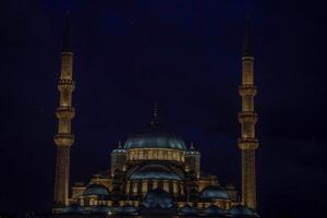 notte Visualizza di il yeni moschea, nuovo moschea o moschea di il valido sultano, Istanbul, tacchino foto