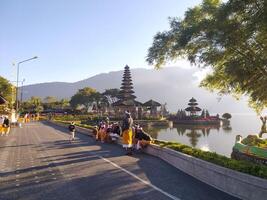 Bali, Indonesia - agosto 27 2023 il persone in attesa per culto tempo nel il mattina a beratan bedugul lago nel agosto 2023 foto