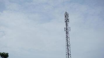 telecomunicazione torri salire in il cielo foto