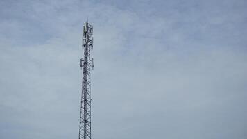 telecomunicazione torri salire in il cielo foto