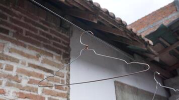 Abiti appendiabiti sospeso su il clothesline foto