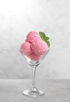 gelato alla fragola nel bicchiere da cocktail foto