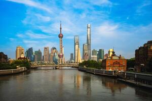 scenario di suzhou creek con skyline di pudong a shanghai, cina foto