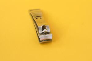 inossidabile acciaio chiodo clippers isolato su giallo sfondo foto