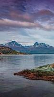 bellissimo tramonto nella baia di ensenada zaratiegui nel parco nazionale tierra del fuego, vicino a ushuaia e al canale beagle, con depositi di minerali geologici, patagonia, argentina, inizio autunno. foto