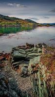 bellissimo tramonto nella baia di ensenada zaratiegui nel parco nazionale tierra del fuego, vicino a ushuaia e al canale beagle, con depositi di minerali geologici, patagonia, argentina, inizio autunno. foto