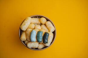 lattine di dipingere su un' colorato sfondo, occhiali da sole di verde, dolce Mais dire bugie nel un' può di dipingere, superiore Visualizza, minimalismo concetto, oggetto su un' giallo sfondo avvicinamento foto