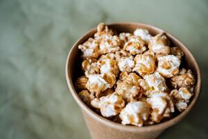 un' pieno scatola di Popcorn superiore Visualizza, un' bicchiere di Popcorn avvicinamento su un' colorato sfondo, veloce cibo foto