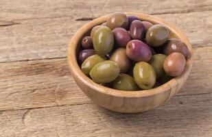 il verde olive nel ciotola foto