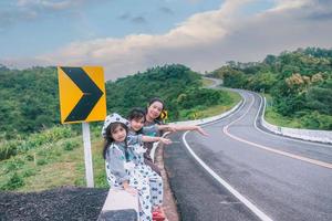 donna asiatica con le sue figlie lungo la strada foto