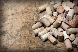 vino tappi su di legno foto