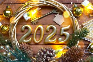 nuovo anno Casa chiave con portachiavi Villetta su festivo Marrone di legno sfondo con numero 2025 nel ghirlanda, luci di ghirlande. Acquista, costruzione, trasloco, mutuo, assicurazione foto